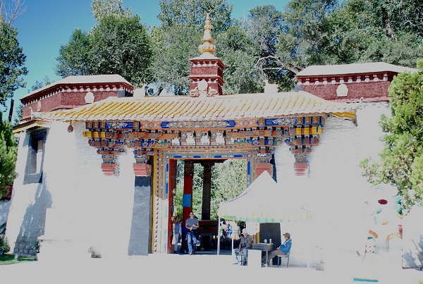Eingang des Norbulingka-Gartens in Lhasa Eingang des Norbulingka-Gartens in Lhasa
